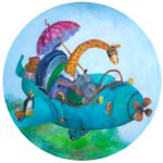 Kleurrijk kinderschilderij van een vliegtuigje met een nijlpaard als piloot, een giraf met paraplu, een slakje, hondje en pinguïn tijdens een vrolijk avontuur.