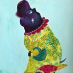 Nijlpaard Tante Toos is een vrolijke wanddecoratie geschilderd in een elegant geel bloemenjurkje. Handtasje, oorbellen en kant aan haar broekje dat maakt haar helemaal af.