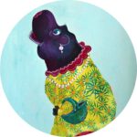 Nijlpaard Tante Toos is een vrolijke wanddecoratie geschilderd in een elegant geel bloemenjurkje. Handtasje, oorbellen en kant aan haar broekje dat maakt haar helemaal af.