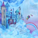Wanddecoratie voor een kinderkamer. Een sprookjeskasteel boven op wolken gebouwd. Kleine elfjes vliegen er naar toe.