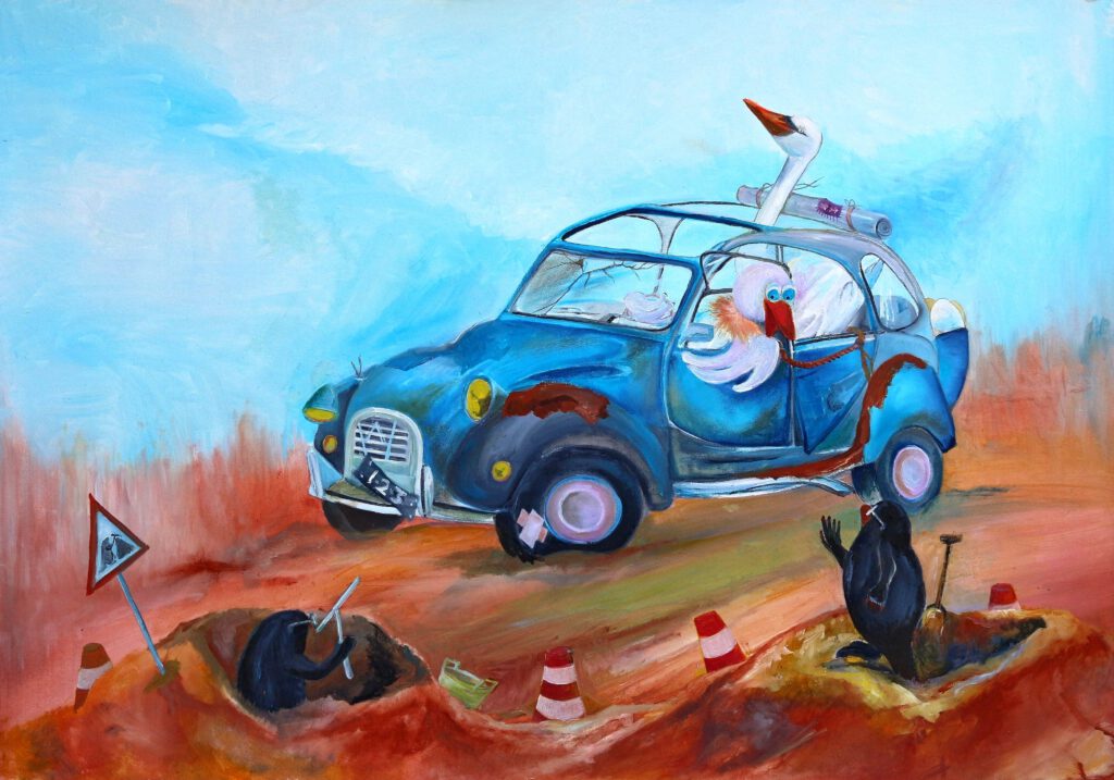 Wanddecoratie voor kinderkamer. Het lelijk eendje zit achter het stuur in een lelijk eendje. Er is een wegomlegging en mollen zijn druk bezig.