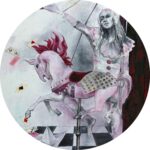 Draaimolendans is een schilderij met een marionet en draaimolenpaard een prachtige wanddecoratie.