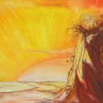 Gouden ei in een nest op een hoge berg met ondergaande zon en rivier in warm landschap