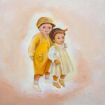 Twee kleuters in beige tinten, het jongetje met pet slaat armpje om meisje heen, meisje draagt haarband en jurkje.