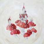 Sprookjesachtig kinderschilderij met rood-witte paddenstoelen, een magisch kasteel en torentjes in zachte beige, grijze en rode tinten.