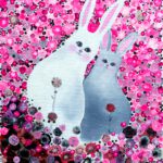 Wit en grijs konijntje leunen tegen elkaar tussen felroze, grijze en zwarte abstracte bloemen op een kleurrijk kinderschilderij.