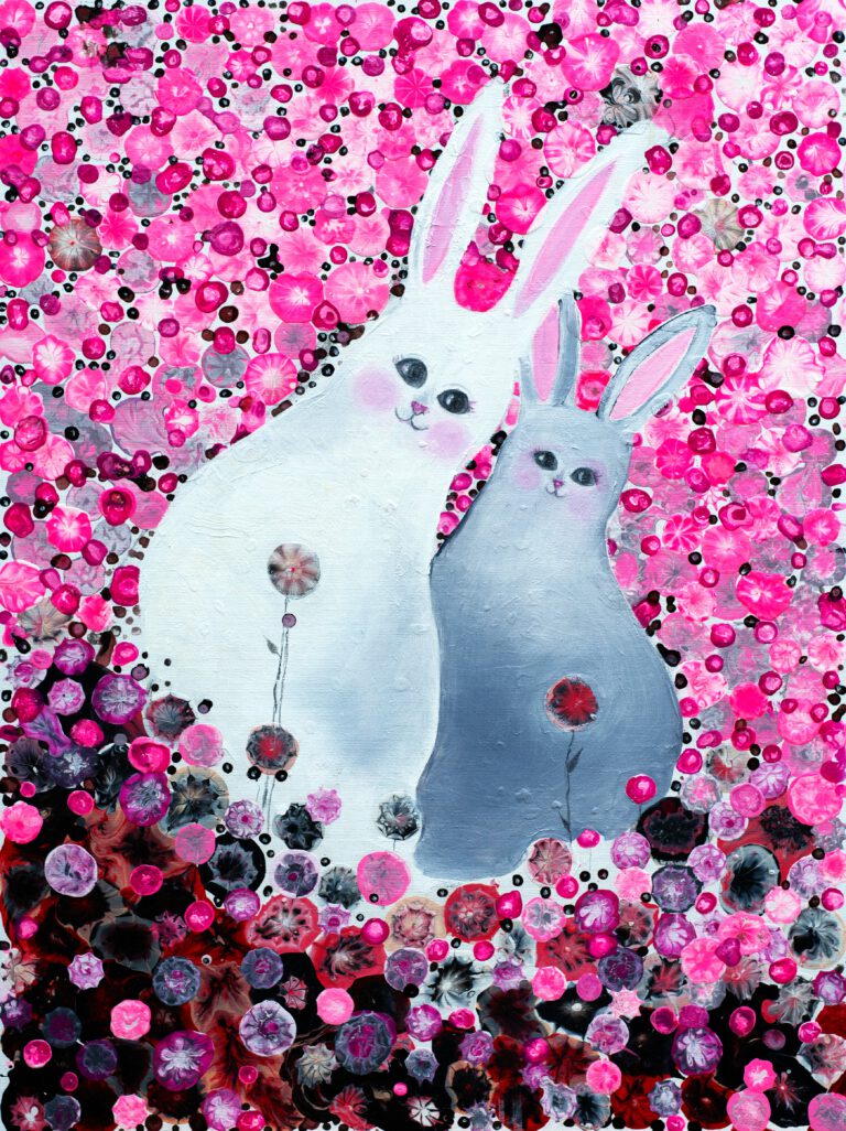 Wit en grijs konijntje leunen tegen elkaar tussen felroze, grijze en zwarte abstracte bloemen op een kleurrijk kinderschilderij.