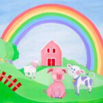 Handgeschilderd schilderij met een varkentje, schaap, koe met paarse vlekjes, kip, rode omheining, boerderij en regenboog voor de kinderkamer.