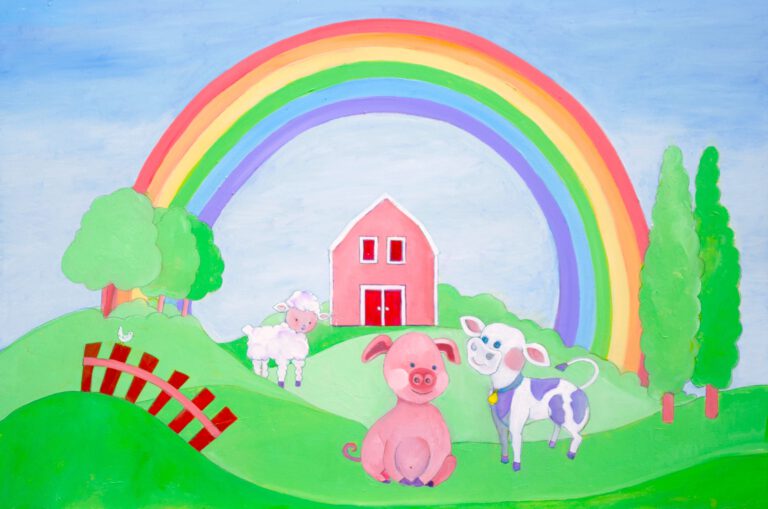 Handgeschilderd schilderij met een varkentje, schaap, koe met paarse vlekjes, kip, rode omheining, boerderij en regenboog voor de kinderkamer.